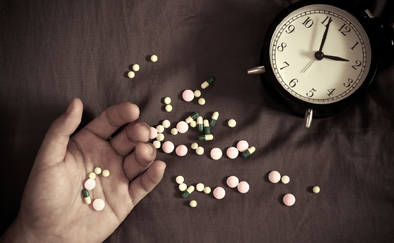 夜深了，手中散落的藥丸與鬧鐘旁的時間提醒著焦慮失眠的煩惱。這是焦慮失眠的典型場景，無論如何努力，都難以進入安眠。
