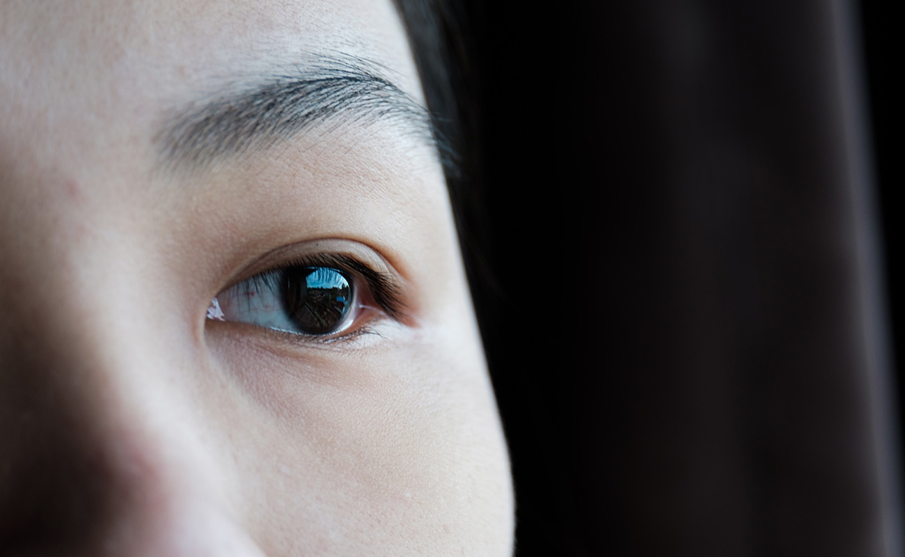 這張圖片顯示了一位女性的眼睛特寫，眼睛看起來健康且清晰。這張圖片可以用來討論眼乾的原因，並強調定期檢查眼睛健康的重要性。適合用於教育讀者如何保護眼睛，避免眼乾症狀。