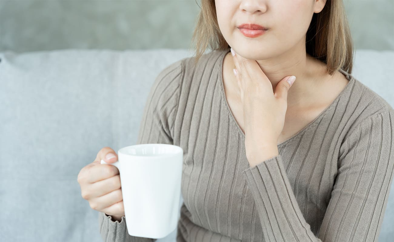喉嚨痛 5 大常見原因圖解：感染、過敏、刺激物、乾燥、胃食道逆流
