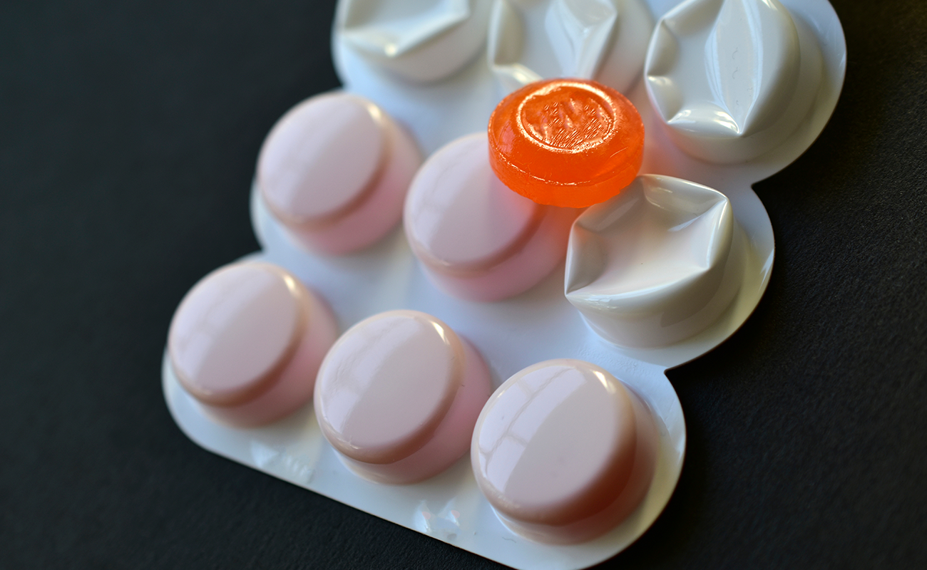 喉嚨痛常見原因圖解：病毒、細菌、過敏、用聲過度與胃食道逆流